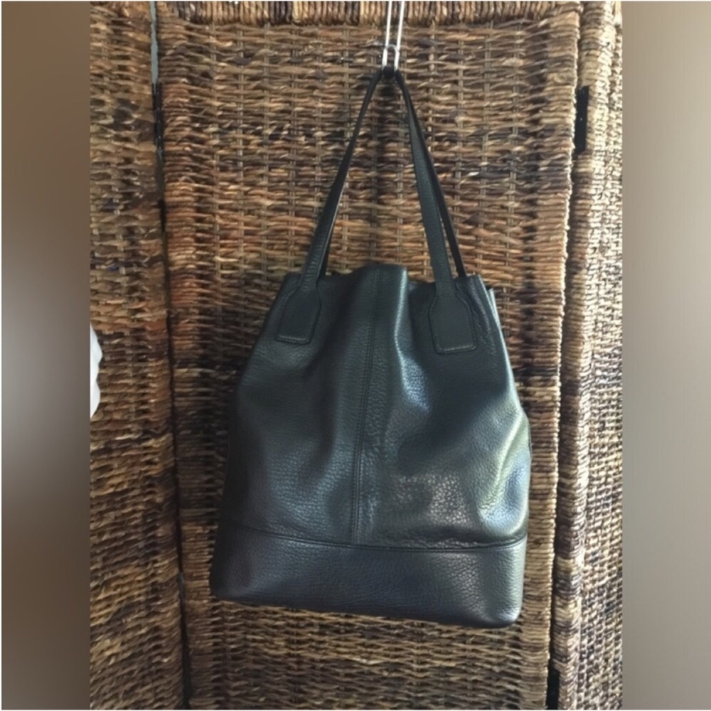 TORY BURCH MICHELLE BLACK PEBBLED LEATHER BUCKET TOTE BLACK GOLD LOGO - Picture 2 of 15